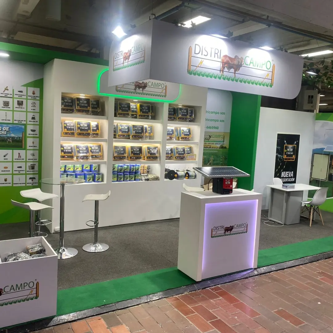 Visitantes en el stand de Districampo